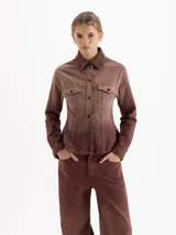 Camisa de algodón con efecto degradé en tonos bordeaux, de corte entallado en la cintura y diseño evasé hacia el ruedo. Presenta cuello clásico, cierre frontal con botones y bolsillos con solapa en el pecho.