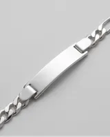 Pulsera de plata 925 con eslabones tipo figaro y placa central lisa apta para grabar.