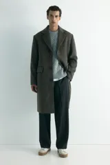 Pantalón de corte relajado y pierna recta, confeccionado en tejido suave de color negro. Presenta cintura elástica con cordón de ajuste, pliegues frontales y traseros, bolsillos laterales discretos y un bolsillo posterior insertado.