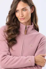 Campera polar de cuello alto con cierre frontal completo. Presenta un diseño liso en color rosado, con detalles en cuero en el tirador del cierre y parches decorativos en el pecho y la manga.