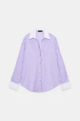 Camisa de manga larga con cuello solapa y puños en contraste color blanco. Presenta un diseño de rayas verticales en color lila y blanco, con cierre frontal de botones.