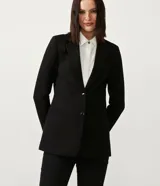 Blazer alargado color gris oscuro, con cuello solapa, bolsillos incorporados y cierre frontal con dos botones.