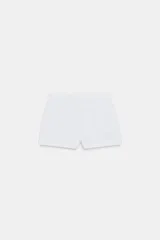 Falda pantalón de denim, tiro alto, color celeste claro lavado. Presenta un cruce frontal con cierre de botones metálicos y cinco bolsillos estilo jean.