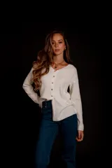 Blusa de morley elastizado color blanco, con escote en V y botones dorados.
