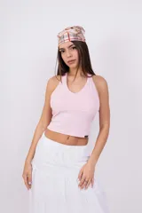 Top corto con estampado animal print de leopardo, escote halter y espalda descubierta.