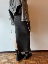 Pollera larga de lycra color gris con textura acanalada y tajo lateral.