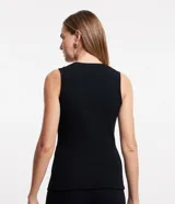 Blusa estilo chaleco, confeccionada en ribana negra, con abotonado delantero, sin mangas y con textura acanalada.