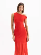 Vestido largo negro de corte sirena con escote asimétrico caído en un hombro. Presenta falda con paneles transparentes y plisados verticales a partir de las rodillas.