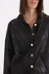 Campera con capucha de efecto engomado, con cierre frontal de botones, bolsillos delanteros y mangas largas.