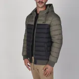 Campera puffer con capucha color verde oliva, cierre frontal con cremallera, bolsillos laterales con cierre y logo de la marca bordado en el pecho. Puños y cintura elastizados.