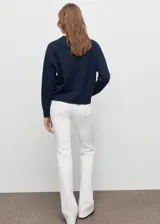 Sweater de punto medio en color azul marino, con cuello redondo y mangas largas. Presenta un diseño recto con terminaciones en canalé.