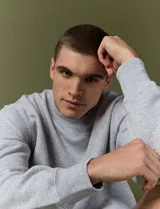 Sweater básico de cuello redondo y manga larga, confeccionado en tejido circular con puños y cuello en tejido canalé.