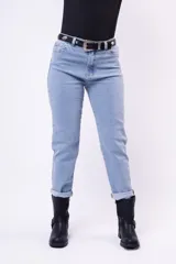 Pantalón de jean estilo mom, de tiro alto y corte recto con ruedos doblados. Presenta un lavado claro y cierre frontal con botón y cremallera.