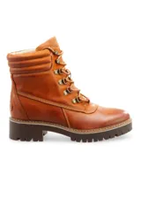 Bota de cuero color marrón con cordones y suela de goma.