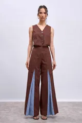 Chaleco corto de corte sastrero en color marrón, con escote en V y cierre frontal con botones a tono.