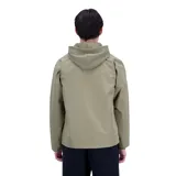 Campera tipo coach color verde oliva, con cierre frontal de botones a presión, cuello camisero y logo de New Balance estampado en el pecho. Confeccionada en tejido ligero de poliéster reciclado, presenta un ajuste holgado y diseño minimalista.