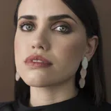 Aros colgantes con tres piezas de acrílico de diferentes formas y colores: blanco aperlado, rosa pastel y dorado brillante.