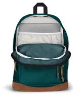 Mochila Jansport Right Pack de 28 litros, color verde oscuro con base de cuero marrón. Presenta el logo de Jansport en el frente, un bolsillo frontal con cierre y un compartimento principal amplio.