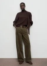 Pantalón de jean estilo barrel de tiro bajo, con diseño de cinco bolsillos, cierre frontal de cremallera y botón, y trabillas para cinturón.