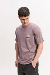 Remera color lila de manga corta y corte clásico, con estampa en el pecho y diseño minimalista.