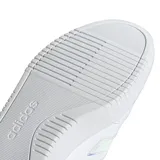 Championes urbanos Adidas Courtblock Bold, color blanco con diseño de plataforma. Presentan las icónicas tres tiras laterales en acabado iridiscente y logo en la lengüeta en tono rosado. Confeccionados en cuero sintético con suela de goma resistente.