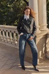Jean tobillero Barrel High Ankle de denim de algodón rígido, color azul con lavado claro degradado. Cuenta con diseño curvo y voluminoso en las piernas, tiro alto, cinco bolsillos, raya marcada adelante y atrás y cierre de botones.