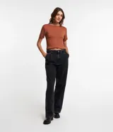 Blusa básica de cuello redondo y manga corta con detalle de dobladillo, confeccionada en tejido de viscosa con elastano.