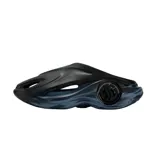 Sandalias tipo zueco cerradas, color negro, con diseño futurista y texturizado, y orificios de ventilación laterales. La suela es gruesa y ergonómica.