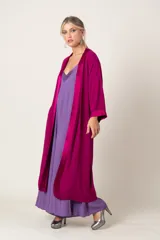 Túnica larga color borgoña de crepe con vivo de satén al tono.