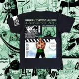 Remera negra de algodón con estampado del personaje Roronoa Zoro del anime One Piece. El diseño incluye imágenes del personaje, texto en japonés e inglés y una frase icónica.
