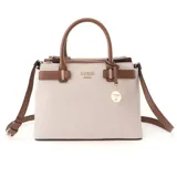 Cartera tipo satchel Guess modelo Reena, confeccionada en lona color beige con detalles en cuero sintético marrón. Cuenta con doble asa superior, correa ajustable y extraíble, cierre superior y dije metálico colgante con el logo de la marca.