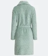 Bata corta en color verde agua, confeccionada en fleece con textura en relieve. Tiene mangas largas, cuello tipo chal y lazo para ajustar en la cintura.