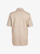 Camisa negra de cuero de cordero con corte recto, mangas cortas, cuello clásico, cierre frontal con botones a presión y dos bolsillos de parche en el pecho.