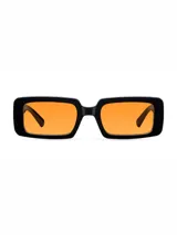 Lentes de sol con montura rectangular de color negro y cristales de color naranja. Cuentan con protección UV400 y recubrimiento antiscratch.