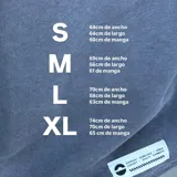 Buzo canguro verde con capucha y cordones ajustables.