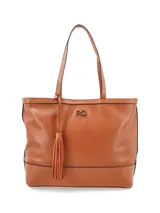 Cartera tipo shopper color marrón con textura perforada y colgante de borla.