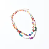 Collar corto de doble cadena con cuentas de colores y dijes de vidrio.