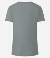 Remera deportiva de microfibra en color verde grisáceo, con cuello redondo, mangas cortas y detalle de estampa lateral con ondas en tonos contrastantes.