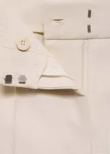 Pantalon de vestir tipo wideleg, de tiro medio y tejido fluido. Presenta detalle de pinzas frontales, trabillas para cinturón, dos bolsillos laterales y cierre oculto de botón, gancho y cremallera.