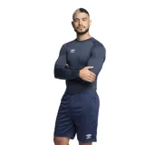 Remera térmica gris de manga larga, marca Umbro.