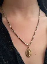 Collar corto de hematite facetado en tonos bronce y plata, con medalla dorada de la Virgen de la Rue du Bac (Medalla Milagrosa).