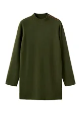 Vestido corto de punto color verde militar, con cuello alto, mangas largas y detalle de botones dorados en el hombro.
