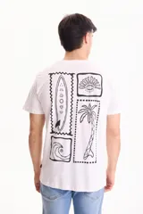 Remera blanca de manga corta y corte regular fit, con estampa en la espalda de estilo gráfico en blanco y negro con motivos de surf.