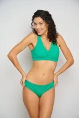 Top de bikini con estampado abstracto multicolor y breteles finos con ribete negro.