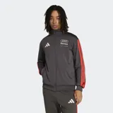 Campera deportiva Adidas de cuello alto y cierre frontal, confeccionada en tejido de tricot. Presenta diseño en color gris oscuro con las icónicas tres tiras en color rojo a lo largo de las mangas, logo de la marca en el pecho y emblema del equipo Audi Revolut F1 Team. Incluye bolsillos laterales.
