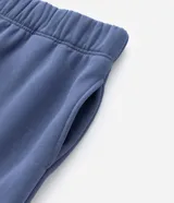 Pantalón deportivo de corte holgado, confeccionado en algodón con felpa, con cintura elástica y bolsillos laterales.