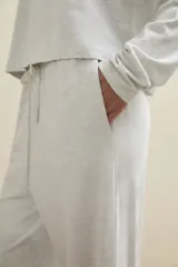 Pantalon de descanso de corte recto y holgado, confeccionado en tejido suave con cintura elástica y cordón ajustable.