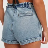 Short de denim azul claro con cintura alta elástica tipo fruncida y diseño de cinco bolsillos.