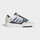 Championes Adidas Drop Step Low 2.0 de diseño urbano inspirado en el básquet, confeccionados con exterior de gamuza y material sintético en color blanco con detalles en negro, azul y rosa.