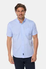 Camisa de manga corta a cuadros celestes y blancos, con bolsillo en el pecho y logo bordado.